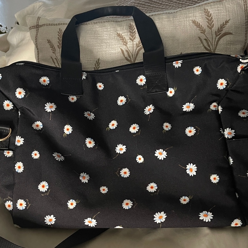Alice & Olivia by Stacey Benet Tote or Travel bag Cute Daisy Pattern Weekender
